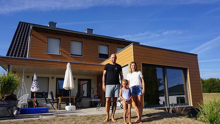 Martin Enders und Julia Rott mit Töchterchen Luna. Sie haben sich in Bischofsheim ein  modernes und zugleich gemütliches Eigenheim geschaffen. Foto: Marion Eckert