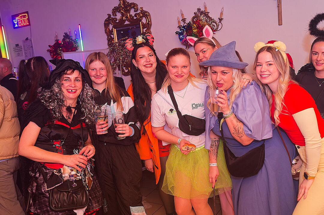 Drei Männerballetts, Musik von DJ Asti und vieles mehr gab es beim Weiberfasching!