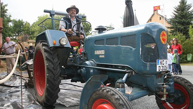 Stefan Eckert (46) zeigt bei der Schlepperfreunde-Ausstellung einen Lanz aus dem Jahr 1957 mit 20 PS und nur einem Zylinder. "Den hab ich gekauft, der war schon restauriert", erklärt Eckert.