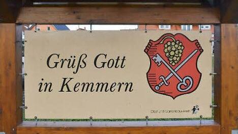 Ein großes Schild mit dem Ortswappen grüßt  die  ankommenden Besucher.    Der  Obst- und Gartenbauverein hat sich  um  seine Gestaltung und Aufstellung gekümmert.