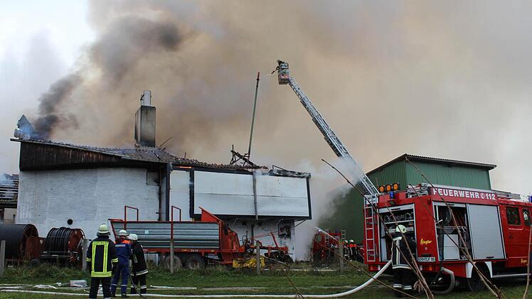 Eine Kräuter-Trocknungshalle ging im Adelsdorfer Ortsteil Neuhaus in Flammen auf. Alle Fotos: Andreas Dorsch