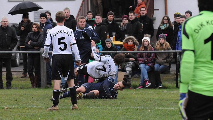 Bilder vom Aufenthalt von Hans Sarpei bei der DJK Kothen.