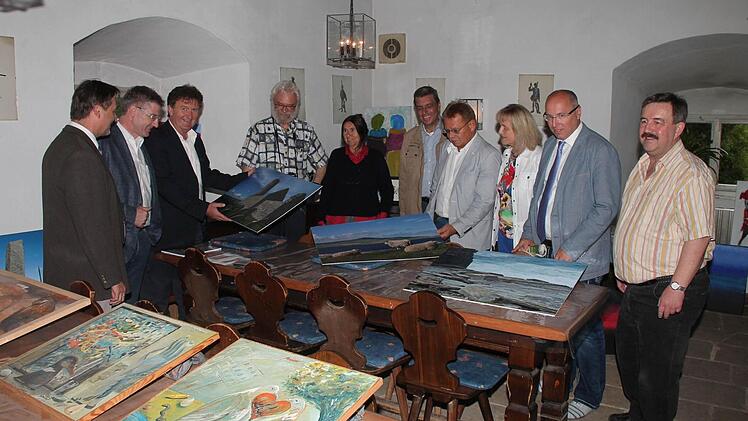 Rund 20 Künstler präsentierten sich beim 9. Mitwitzer Künstlermarkt, der im Wasserschloss stattfand. Foto : Herbert Fischer