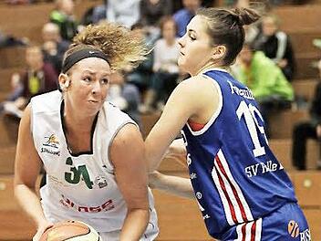 DJK-Centerin Lyndi Thorman (l.) versucht, sich gegen No&eacute;mie Rouault durchzusetzen. Fotos: sportpress
