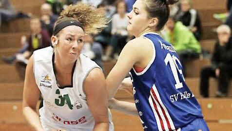 DJK-Centerin Lyndi Thorman (l.) versucht, sich gegen No&eacute;mie Rouault durchzusetzen. Fotos: sportpress