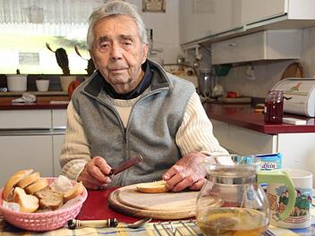 Sein Frühstück macht sich Thomas Münch noch selbst. Fotos: Alexander Hartmann