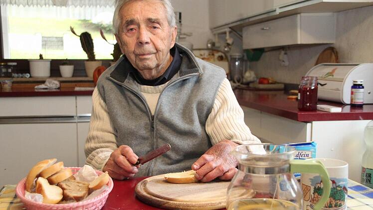 Sein Frühstück macht sich Thomas Münch noch selbst. Fotos: Alexander Hartmann