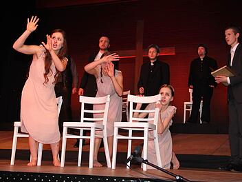 Die Mädchen haben vor Gericht einen erneuten Anfall und sehen sich von Dämonen und Hexen verfolgt. Foto: Gerda Völk