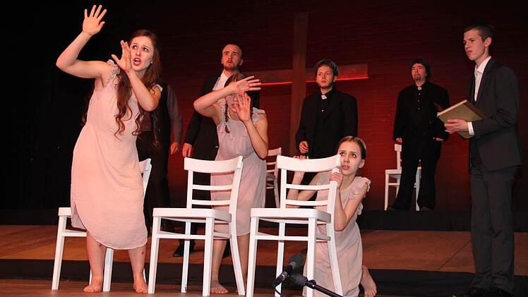 Die Mädchen haben vor Gericht einen erneuten Anfall und sehen sich von Dämonen und Hexen verfolgt. Foto: Gerda Völk