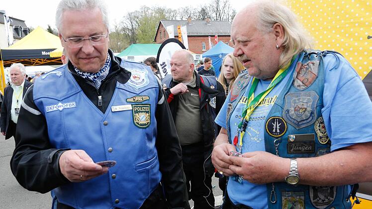 Motorradfans unter sich. Links Minister Herrmann