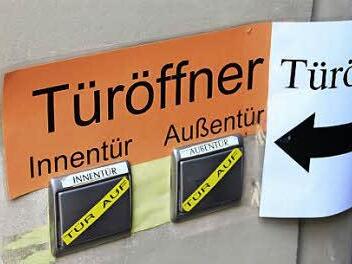 Automatische Türöffner wie hier an der Bad Kissinger Stadtpfarrkirche sind noch selten in den Kirchen des Landkreises.  Foto: Heike Beudert