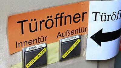 Automatische Türöffner wie hier an der Bad Kissinger Stadtpfarrkirche sind noch selten in den Kirchen des Landkreises.  Foto: Heike Beudert