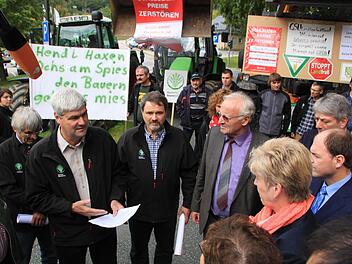 Der Präsident des BBV-Bezirksverbands Oberfranken, Hermann Greif (Zweiter von links), und der Lichtenfelser BBV-Bezirksobmann Michael Bienlein (Dritter von rechts) überreichten in Kloster Banz eine Petition an Mitglieder der CSU-Landtagsfraktion. Foto: Matthias Einwag