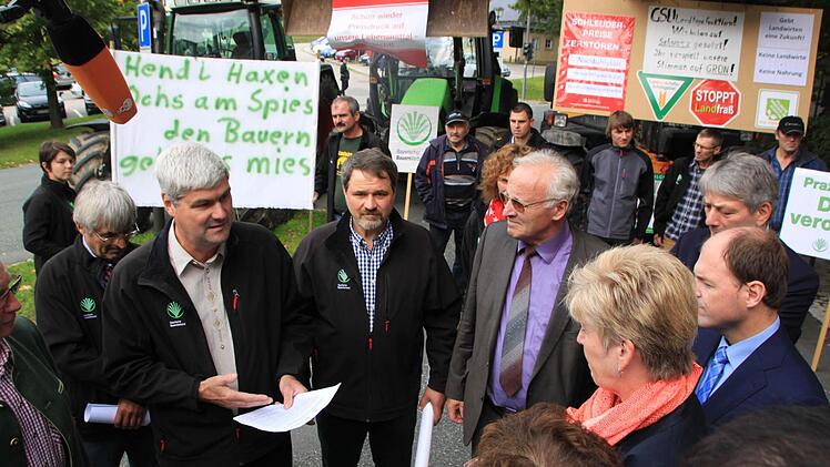 Der Präsident des BBV-Bezirksverbands Oberfranken, Hermann Greif (Zweiter von links), und der Lichtenfelser BBV-Bezirksobmann Michael Bienlein (Dritter von rechts) überreichten in Kloster Banz eine Petition an Mitglieder der CSU-Landtagsfraktion. Foto: Matthias Einwag
