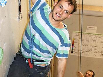 Redaktionsmitglied Markus Klein klettert zum ersten Mal, die Sicherung übernimmt unten Routenbauer Peter Weber. Fotos: Ralf Ruppert