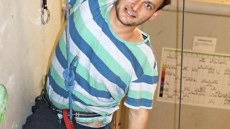 Redaktionsmitglied Markus Klein klettert zum ersten Mal, die Sicherung übernimmt unten Routenbauer Peter Weber. Fotos: Ralf Ruppert