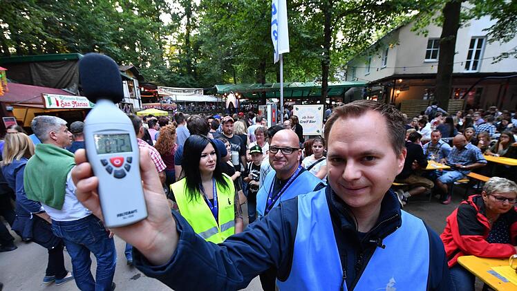 Lars Müller steht 20 Meter vom Hoffmannspodium entfernt und misst die Lautstärke.  Foto: Ronald Rinklef