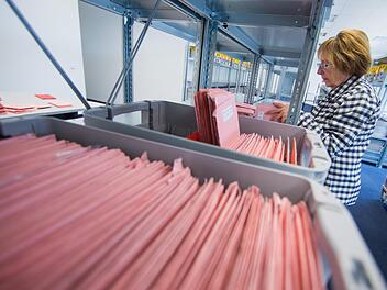 Wahlhelfer sortieren die bereits abgegebenen Briefe für die Bundestagswahl 2017. Foto: Rolf Vennenbernd/dpa