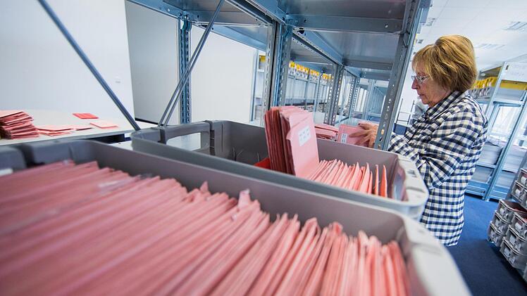 Wahlhelfer sortieren die bereits abgegebenen Briefe für die Bundestagswahl 2017. Foto: Rolf Vennenbernd/dpa