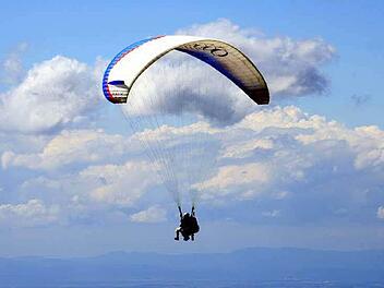 Die illegale Landung auf einer Wiese bei Steppach wurde einem Gleitschirmflieger jetzt vor Gericht zum Verhängnis.  Symbolfoto: Irmtraud Fenn-Nebel