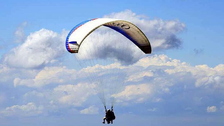 Die illegale Landung auf einer Wiese bei Steppach wurde einem Gleitschirmflieger jetzt vor Gericht zum Verhängnis.  Symbolfoto: Irmtraud Fenn-Nebel