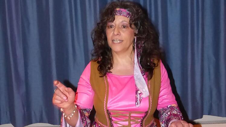 Büttenrednerin Petra Friedrich beleuchte die  Sitten in der Hohenberger Siedlung. Foto: Klaus-Peter Wulf