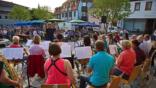 Das Saxophonorchester der Bayerischen Musikakademie gastiert in der Reihe HAMULissimo zum 3. Mal auf dem Viehmarkt. Wie auch in den Vorjahren hat der k&uuml;nstlerische Leiter Kuno Holzheimer ein mitrei&szlig;endes Programm zusammengestellt. Foto: Jochen Vogler/Stadt Hammelburg