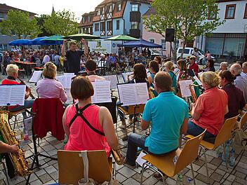 Das Saxophonorchester der Bayerischen Musikakademie gastiert in der Reihe HAMULissimo zum 3. Mal auf dem Viehmarkt. Wie auch in den Vorjahren hat der künstlerische Leiter Kuno Holzheimer ein mitreißendes Programm zusammengestellt. Foto: Jochen Vogler/Stadt Hammelburg