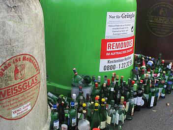 Schon wieder überfüllte Glascontainer in Lichtenfels. So sieht es aktuelle in der Theodor-Heuss-Straße in Lichtenfels aus. Foto: Hans Zapf