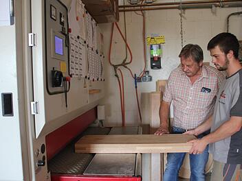 Für Hannes Burger beginnt am Montag das dritte Lehrjahr. Für ihn ist das Schreinerhandwerk ein Traumberuf. Mit im Bild sein Ausbildungsmeister Heinrich Schneider.Veronika Schadeck