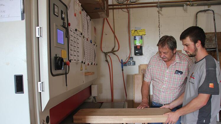 Für Hannes Burger beginnt am Montag das dritte Lehrjahr. Für ihn ist das Schreinerhandwerk ein Traumberuf. Mit im Bild sein Ausbildungsmeister Heinrich Schneider.Veronika Schadeck