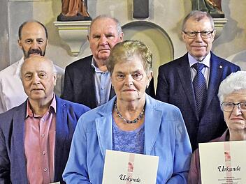 Die KAB Sylbach feierte ihr 110-jähriges Bestehen mit einem Festgottesdienst in Unterhohenried. Dabei wurden langjährige Mitglieder geehrt. Unser Bild zeigt (vorne von links) Pfarrer Stephan Eschenbacher, Reinhold Kram, Hedwig Zech, Irmina Düring, Anton Kram sowie (hinten von links) den Diözesansekretär Rudi Reinhart, Karl Kram, den Vorsitzenden Hubert Braunreuther und den Diözesanpräses Peter Hartlaub.  Foto: Ulrike Langer