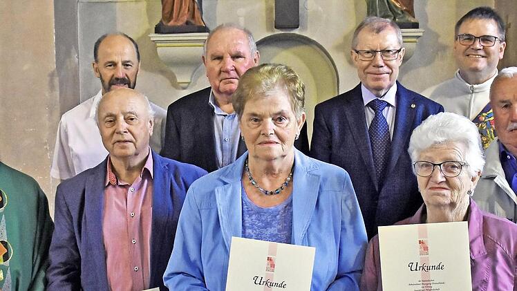 Die KAB Sylbach feierte ihr 110-jähriges Bestehen mit einem Festgottesdienst in Unterhohenried. Dabei wurden langjährige Mitglieder geehrt. Unser Bild zeigt (vorne von links) Pfarrer Stephan Eschenbacher, Reinhold Kram, Hedwig Zech, Irmina Düring, Anton Kram sowie (hinten von links) den Diözesansekretär Rudi Reinhart, Karl Kram, den Vorsitzenden Hubert Braunreuther und den Diözesanpräses Peter Hartlaub.  Foto: Ulrike Langer