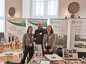 Der Infostand des Naturparks Fr&auml;nkische Schweiz-Frankenjura im Maximilianeum mit Rangerin Julia Dummert, Ranger-Beauftragtem Leonhard Anwander und Rangerin Melanie Chist&eacute;. Foto: privat
