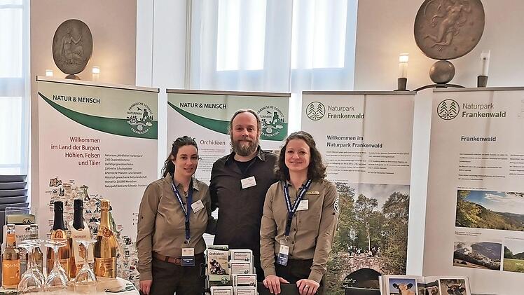 Der Infostand des Naturparks Fr&auml;nkische Schweiz-Frankenjura im Maximilianeum mit Rangerin Julia Dummert, Ranger-Beauftragtem Leonhard Anwander und Rangerin Melanie Chist&eacute;. Foto: privat