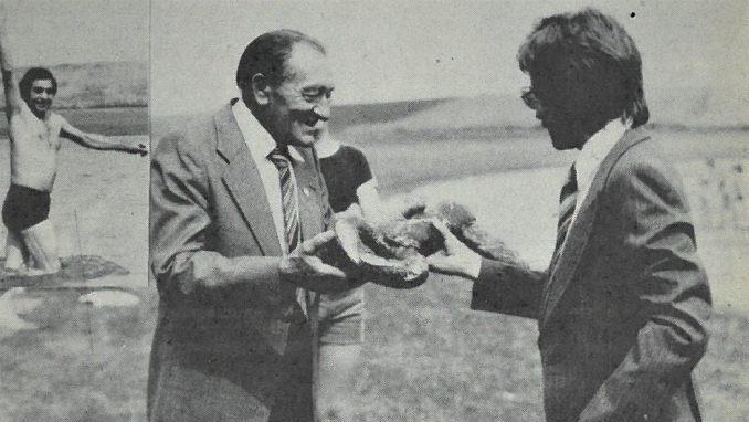 1980: Diplomingenieur Peter Gemmer (rechts) überreicht bei der Übergabe des Badesees einen gebackenen Schlüssel an den damaligen Höchheimer Bürgermeister Eugen Köhler.  Foto: Hanns Friedrich