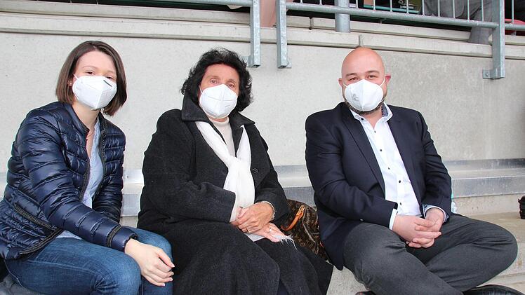 Christine Hacker (Mitte) spielte bei der Nominierungsversammlung eine entscheidende Rolle; recht s ihr "Lieblingsenkel" Jonas Geissler, links dessen Lebensgefährtin Anne-Sophie Göbel.
