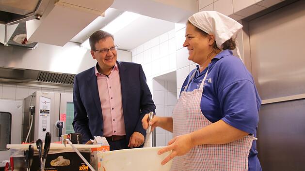 Stiftungsdirektor Steffen H&ouml;rtler spricht letzte Fragen zum Mittagessen f&uuml;r G&auml;ste des Heiligenhofs ab. Die K&uuml;che selbst ist den G&auml;stezahlen bei normaler Belegung nicht mehr gewachsen. Sie soll bis 2023 in einen sechs Millionen Euro teurern K&uuml;chen-, Speisesaal- und Lehrsaal-Neubau umziehen.