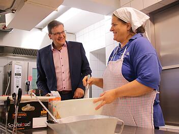 Stiftungsdirektor Steffen Hörtler spricht letzte Fragen zum Mittagessen für Gäste des Heiligenhofs ab. Die Küche selbst ist den Gästezahlen bei normaler Belegung nicht mehr gewachsen. Sie soll bis 2023 in einen sechs Millionen Euro teurern Küchen-, Speisesaal- und Lehrsaal-Neubau umziehen.