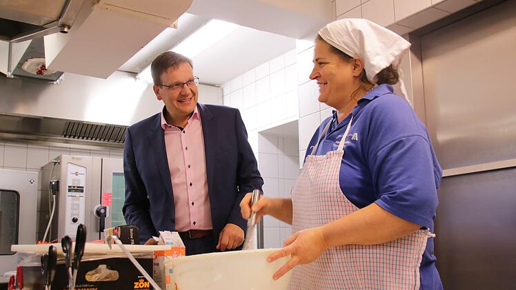 Stiftungsdirektor Steffen Hörtler spricht letzte Fragen zum Mittagessen für Gäste des Heiligenhofs ab. Die Küche selbst ist den Gästezahlen bei normaler Belegung nicht mehr gewachsen. Sie soll bis 2023 in einen sechs Millionen Euro teurern Küchen-, Speisesaal- und Lehrsaal-Neubau umziehen.