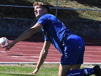 In der Tabelle noch weiter nach unten soll es für Julius Albert vom FC 06 Bad Kissingen natürlich nicht gehen. Nach zwei Niederlagen in Folge soll im Heimspiel wieder ein Erfolg her. Foto: Hopf