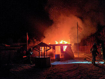 Gartenlaube steht lichterloh in Flammen - hoher Sachschaden