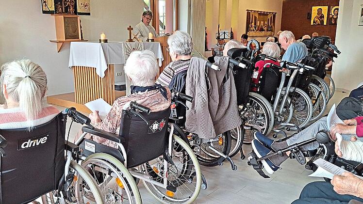 Die Malteser bauen ihr Angebot zu den Themen Seelsorge und Demenz weiter aus: Dazu geh&ouml;ren auch Gottesdienste mit einfacher Sprache, vertrauten Ritualen und bekannten Liedern wie ihn Malteser Hospizbegleiterin und Gottesdienstbeauftragte Ilona Sch...