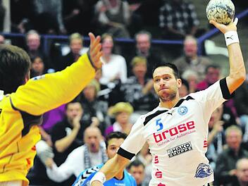 Noch wirft Linkshänder Jirí Vítek seine Tore für den Brose-Klub Bergischer HC, doch der Vertrag des 35-jährigen Tschechen läuft beim Zweitliga-Spitzenreiter am Saisonende aus. Der ehemalige Nationalspieler steht auf der Wunschliste des HSC 2000 Coburg ganz oben. Foto: Kurt Kosler