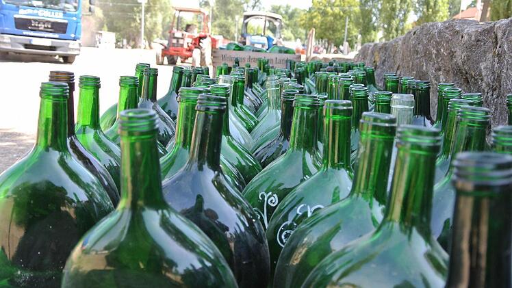 In Sand floss der Wein in Strömen. Generalstabsmäßig organisiert, ist Nachschub kein Problem.