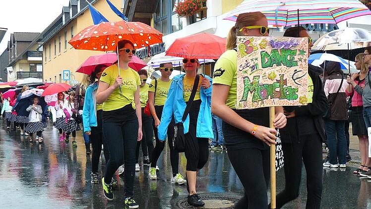 Ein Umzug zum Straßenfest führte durch die Marktstraße.