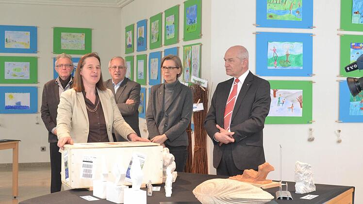 Anne Schmitt begrüßt die Besucher der Ausstellungseröffnung und stellt das Projekt vor.  Foto: Katharina Habersack
