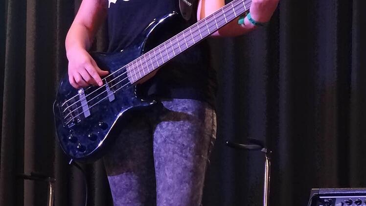 Theresa Weiglein spielt den Bass in der Rockband.