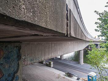 Die drei Hafenbrücken in Nürnberg sind so marode, dass sie so schnell wie möglich abgerissen und an gleicher Stelle für rund 150 Millionen Euro neu gebaut werden müssen. Die Bauarbeiten sollen 2019 beginnen. Am Mittwoch entscheidet der Rat der Stadt Nürnberg über das teure Brücken-Projekt. Foto: Christine Dierenbach/Stadt Nürnberg