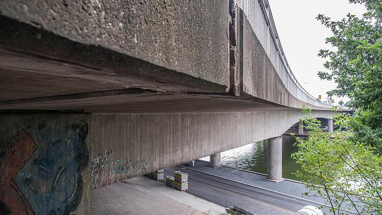 Die drei Hafenbrücken in Nürnberg sind so marode, dass sie so schnell wie möglich abgerissen und an gleicher Stelle für rund 150 Millionen Euro neu gebaut werden müssen. Die Bauarbeiten sollen 2019 beginnen. Am Mittwoch entscheidet der Rat der Stadt Nürnberg über das teure Brücken-Projekt. Foto: Christine Dierenbach/Stadt Nürnberg